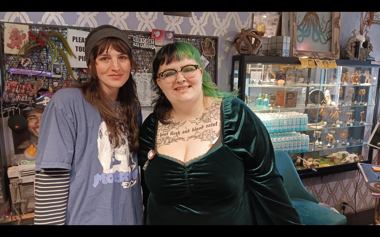 DNA Jewelry Store Customer 28 